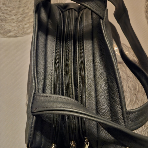 BIG PRICE DROP!!  Three Large Main Zippered Compartments Leather Handbag - Picture 10 of 12